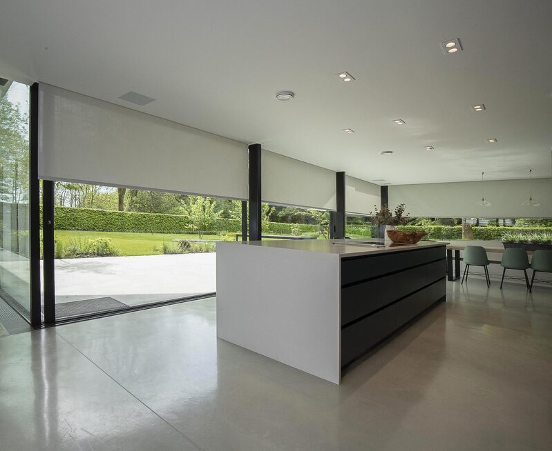 Minimal kitchen with concealed blinds in opening corner configuration