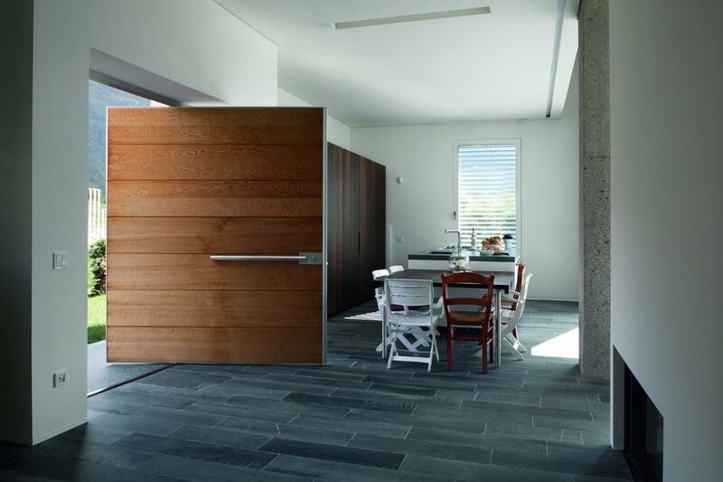 Wooden effect finish on an aluminium entrance door