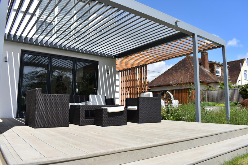 Louvre roof system providing shading to outdoor seating area