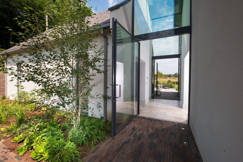 Glass link with glass pivot doors