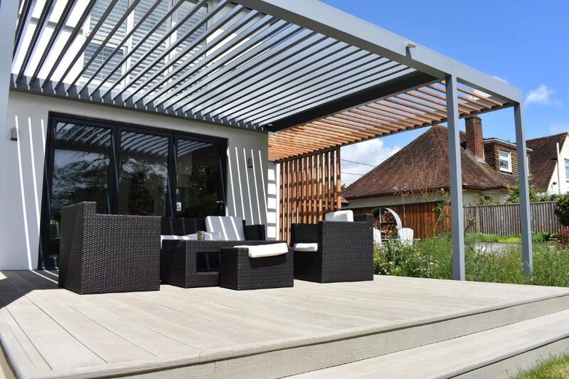 Louvre roof system providing solar shading to an outdoor seating area