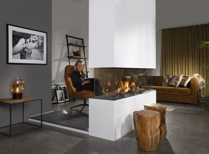 Four-sided glass fireplace with floating pillar design