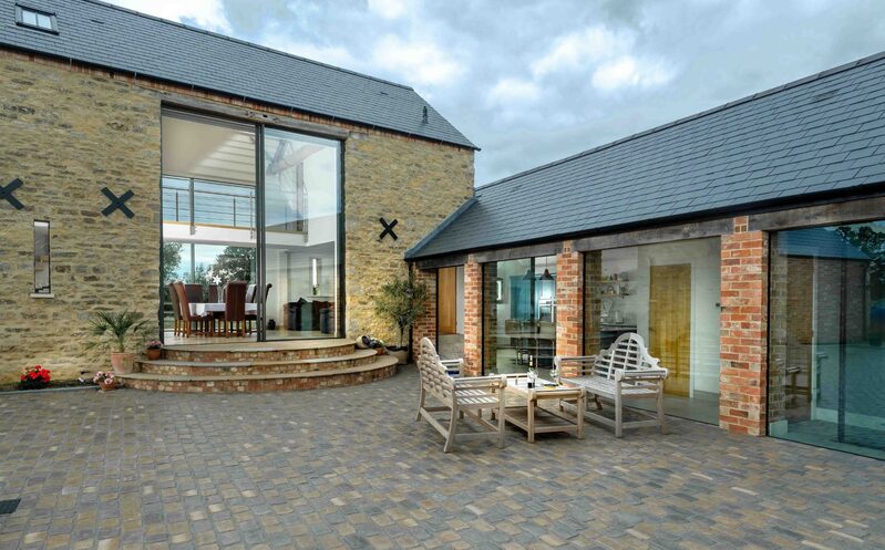 Listed barn conversion and extension using structural frameless glass by IQ