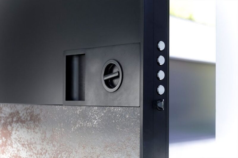 locking system for IQ's aluminium entrance doors