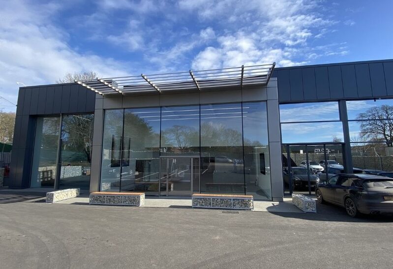 oversized glass fa&Atilde;&sect;ade at glazing showroom