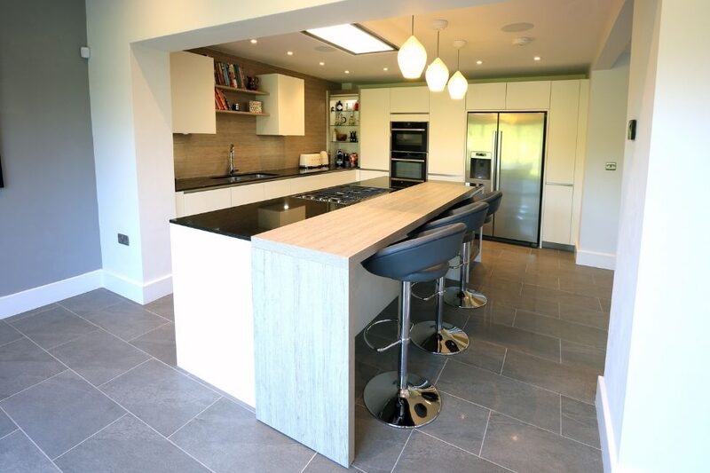 watermark shaker style kitchen - kitchen with a breakfast bar